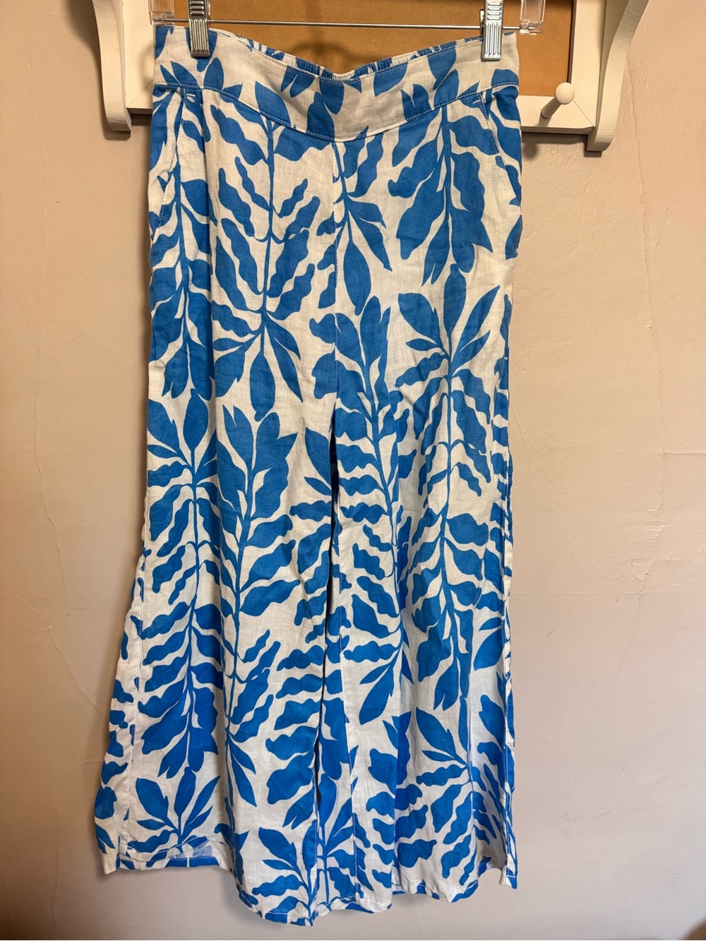 Rachel Zoe White Wide-Leg Pants with Blue Leaf Print